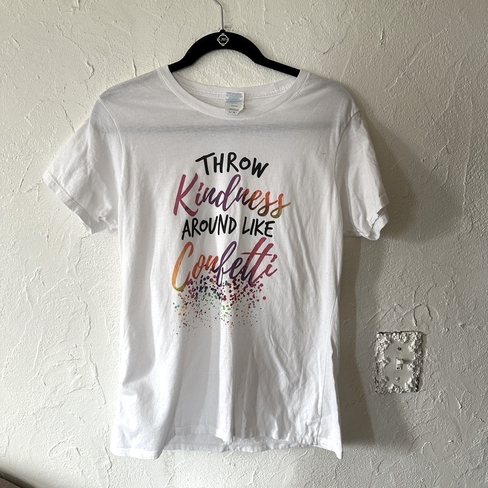 Throw kindness around like confetti white tee sz large